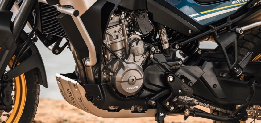 CF Moto Martínez - Motor y conjunto mecánico de la CFMOTO 800 MT CF Motos Martínez - Detalle del motor de la moto touring CFMOTO 800 MT