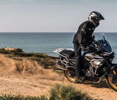 CF Moto Martínez - La CFMOTO 800 MT en acción fuera del asfalto CF Motos Martínez - Conducción off road de la moto touring CFMOTO 800 MT