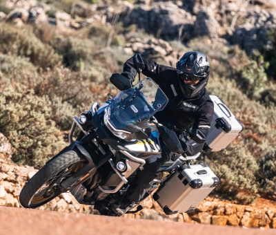 CF Moto Martínez - La CFMOTO 800 MT en conducción de aventura CF Motos Martínez - Conducción aventurera de la moto touring CFMOTO 800 MT con equipaje