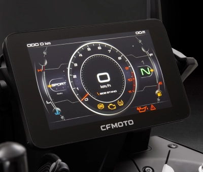 CF Moto Martínez - Instrumental digital de la CFMOTO 800 MT CF Motos Martínez - Detalle del tablero digital de la moto touring CFMOTO 800 MT
