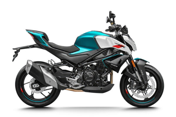 CF Moto Martínez - Perfil lateral de la CFMOTO 450 NK en versión turquesa CF Motos Martínez - Vista lateral de la moto naked CFMOTO 450 NK en color turquesa