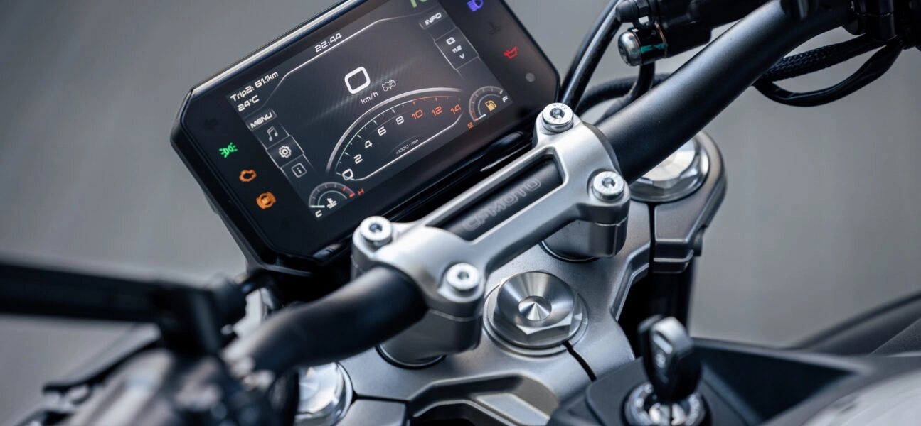 CF Moto Martínez - Instrumental digital de la CFMOTO 450 NK CF Motos Martínez - Detalle del tablero digital de la moto naked CFMOTO 450 NK