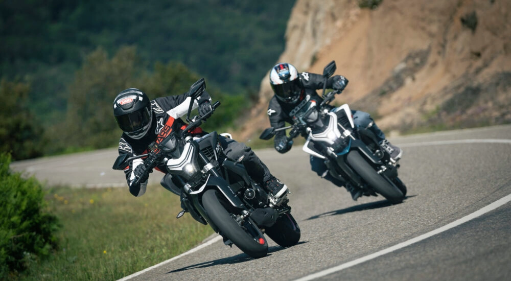 CF Moto Martínez - Experiencia de manejo deportivo con la CFMOTO 450 NK CF Motos Martínez - Conducción deportiva de motos naked CFMOTO 450 NK en ruta