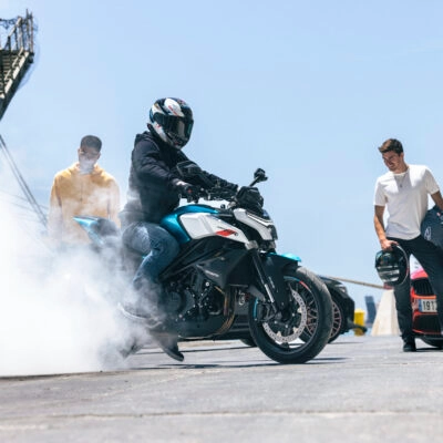 CF Moto Martínez - Dominio y agilidad de la CFMOTO 450 NK CF Motos Martínez - Maniobra controlada de la moto naked CFMOTO 450 NK