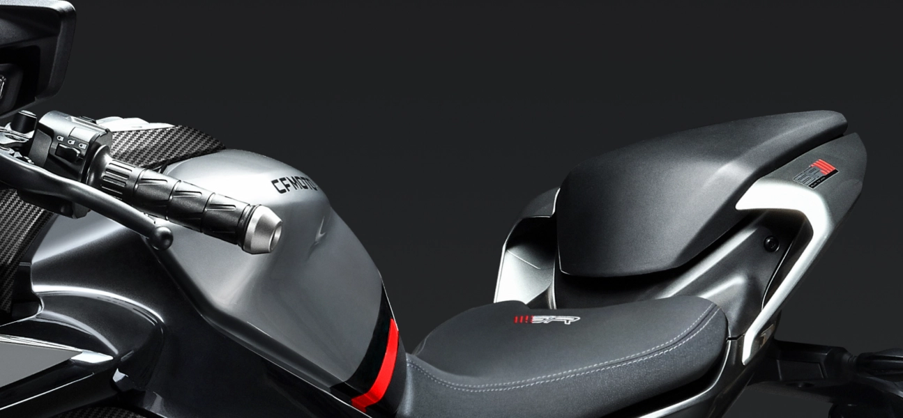 CF Moto Martínez – Ergonomía deportiva de la CFMOTO 450SR. CF Moto Martínez – Detalle del asiento y ergonomía de la CFMOTO 450SR.