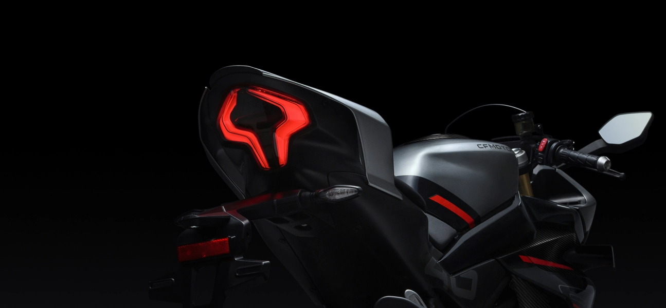 CF Moto Martínez – Estilo y carácter deportivo en la CFMOTO 450SR. CF Moto Martínez – Diseño trasero de la CFMOTO 450SR.