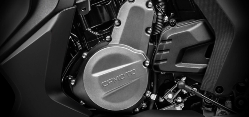 CF Moto Martínez - Motor y conjunto mecánico de la CFMOTO 650GT. CF Moto Martínez - Detalle del motor bicilíndrico de la CFMOTO 650GT.