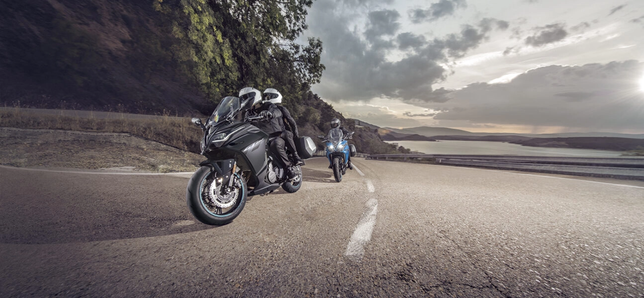 CF Moto Martínez - Experiencia touring en ruta con la CFMOTO 650GT. CF Moto Martínez - CFMOTO 650GT en conducción sobre ruta abierta.