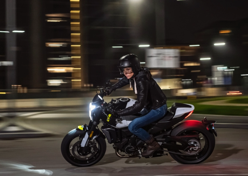 CF Moto Martínez - CFMOTO 700 CL-X Sport en escenario urbano CF Motos Martínez - CFMOTO 700 CL-X Sport en conducción urbana nocturna
