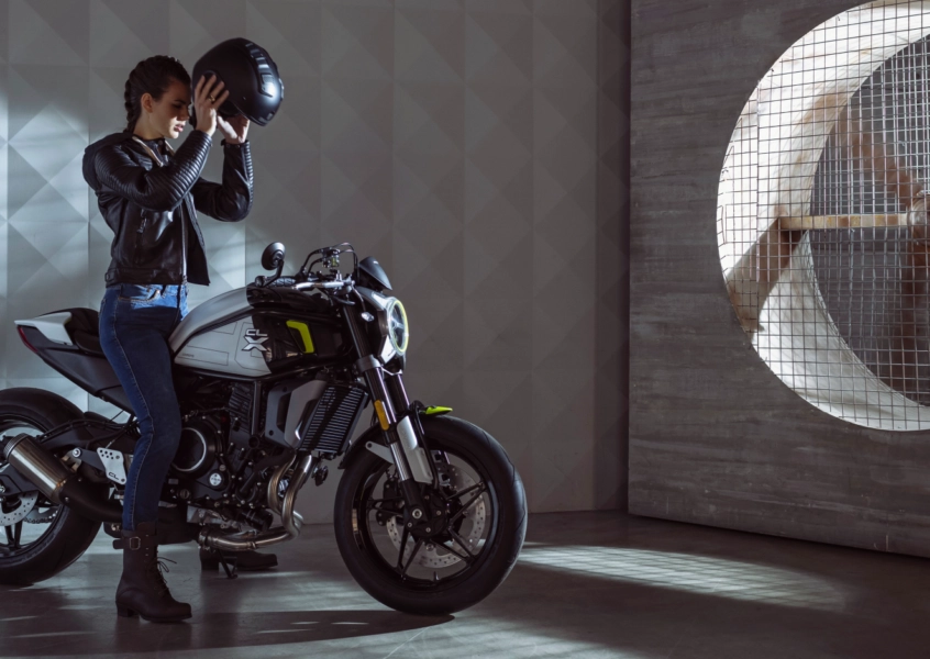 CF Moto Martínez - CFMOTO 700 CL-X Sport con estética urbana CF Motos Martínez - Moto CLX CFMOTO 700 CL-X Sport en ambiente urbano interior