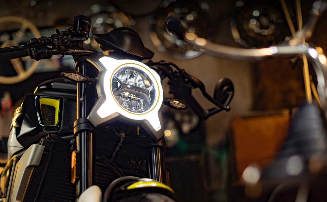 CF Moto Martínez - Óptica frontal de la CFMOTO 700 CL-X Sport Detalle frontal de la CFMOTO 700 CL-X Sport con óptica LED encendida.