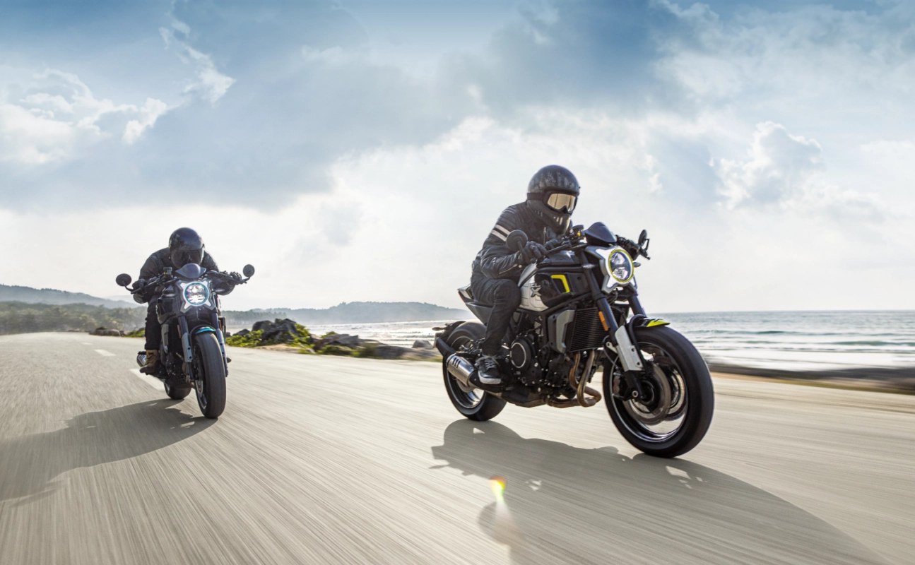 CF Moto Martínez - CFMOTO 700 CL-X Sport en conducción en ruta CF Motos Martínez - Motos CLX CFMOTO 700 CL-X rodando en ruta costera