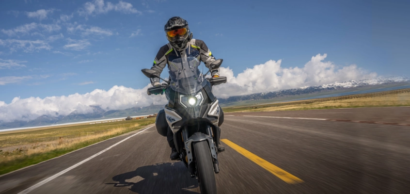 CF Moto Martínez - Conducción en ruta de la CFMOTO 700 MT CF Motos Martínez - Vista frontal de la moto touring CFMOTO 700 MT en ruta