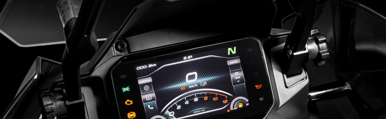 CF Moto Martínez - Instrumental digital de la CFMOTO 700 MT CF Motos Martínez - Detalle del tablero digital de la moto touring CFMOTO 700 MT